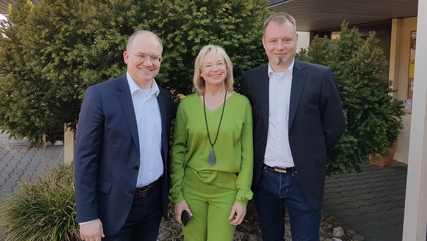 Sebastian Brehm, MdB (links) mit Landtagskandidatin Barbare Regitz und Thomas Rhrich, 1. Vorsitzender des Vorstadtvereins Alt Grndlach e.V.